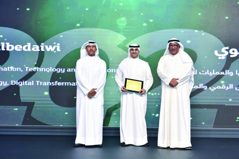 


تكريم موظف بمشاركة الرشود والتركيت 