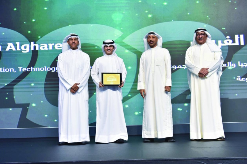 


الرشود وأبوالهوس والتركيت مع موظف مكرم 