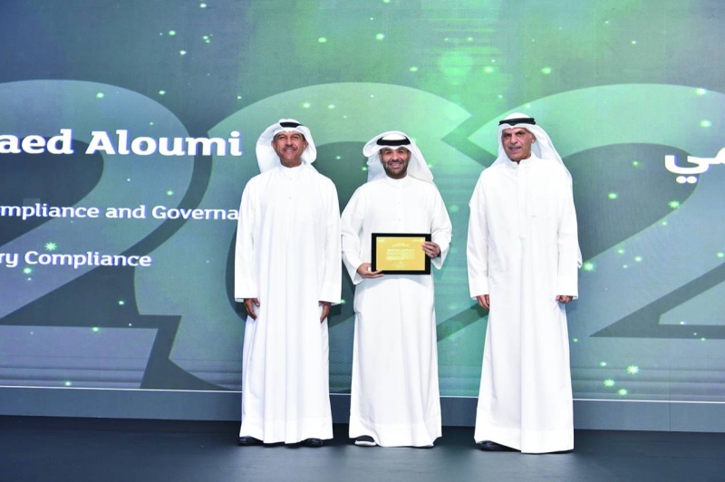 


الرشود والشايع يكرمان أحد الموظفين 