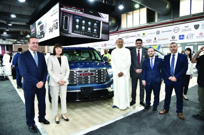 


صورة جماعية مع السفيرة الأميركية 