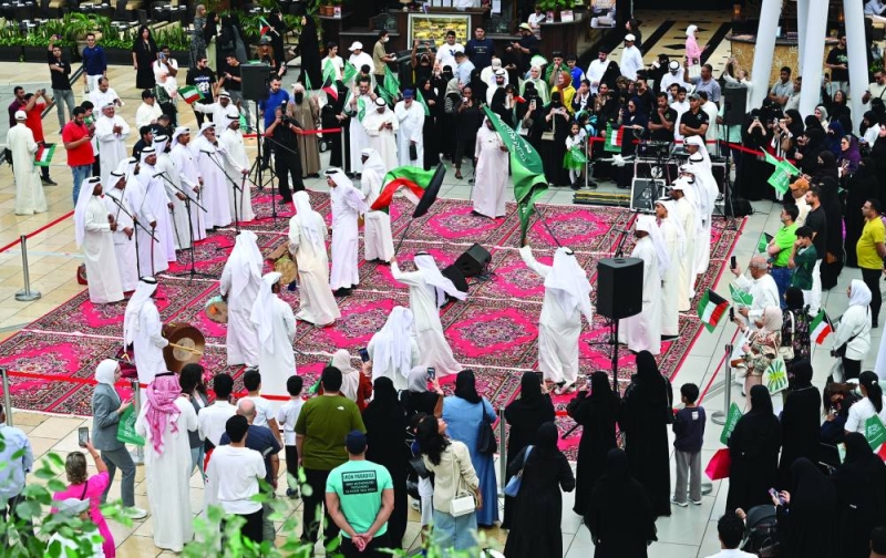 العرضة احتفالاً باليوم الوطني السعودي     (تصوير أسعد عبدالله)