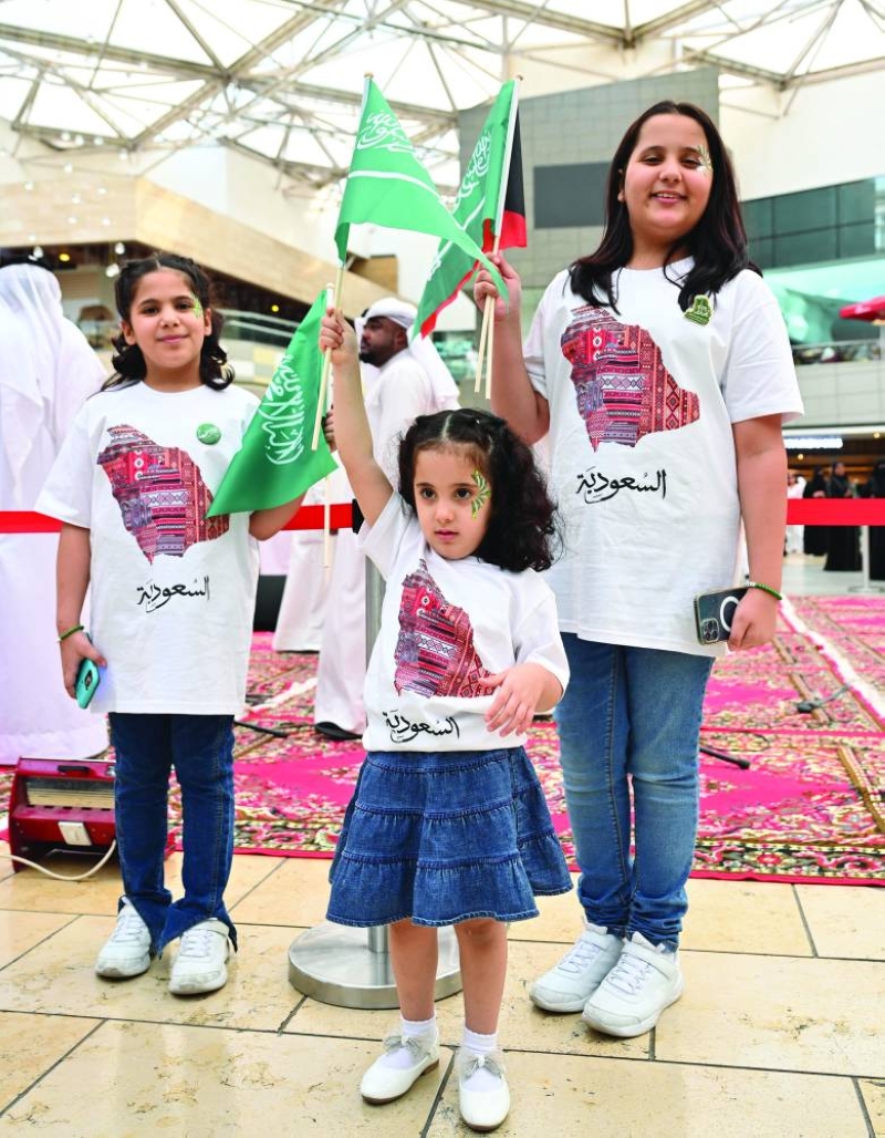 زهرات يرفعن علم السعودية 