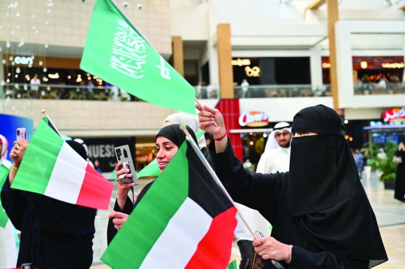 


مشاركات يرفعن الأعلام 