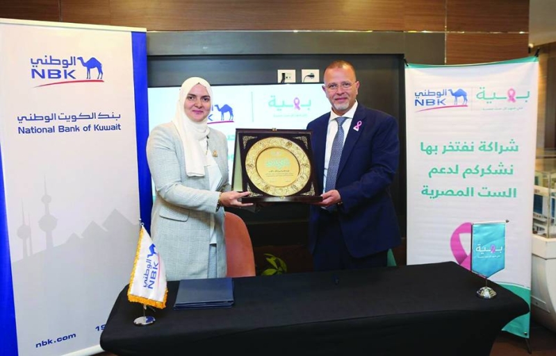 السيوفي وأحمد عقب التوقيع 