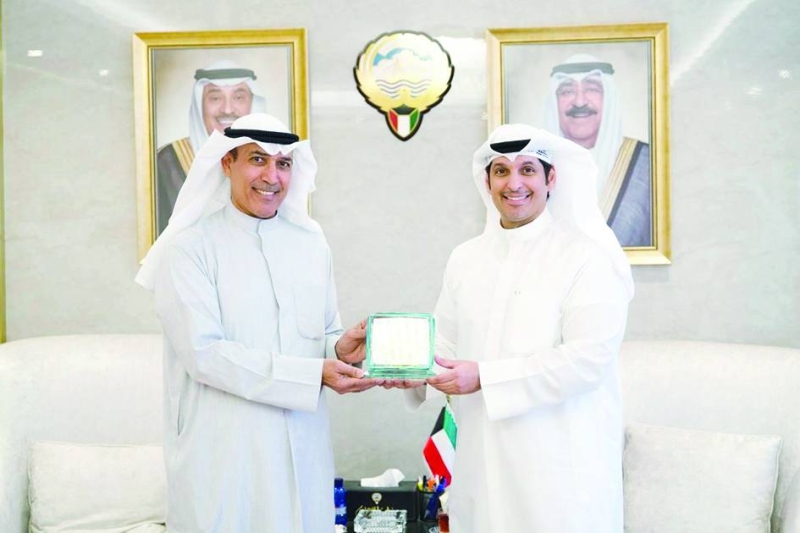 المطيري يهدي الفقعان درعاً تذكارية