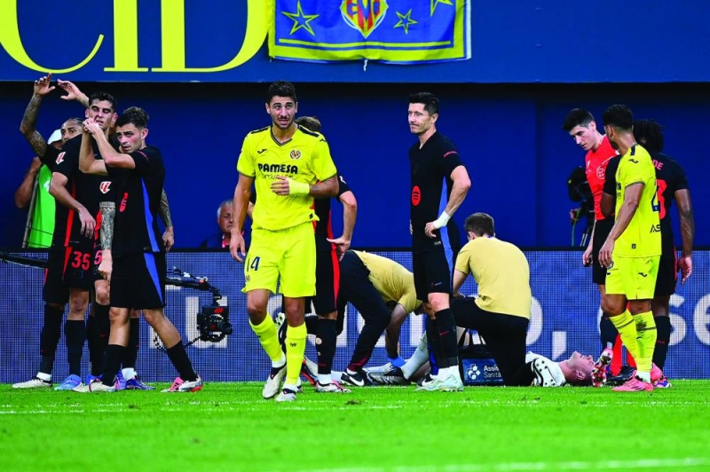 


الجهاز الطبي لبرشلونة يعاين إصابة الحارس شتيغن	  (أ ف ب) 