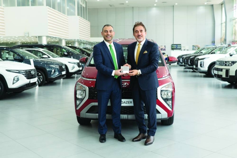 ترجمان مُتسلّماً الجائزة من جبور 
