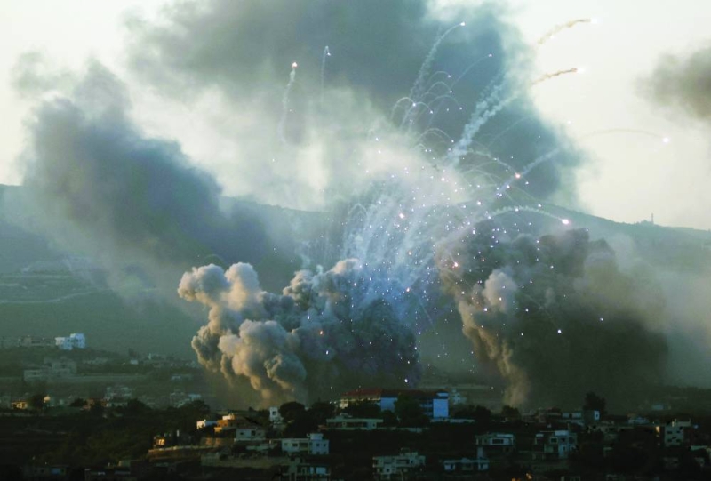 
دخان كثيف فوق قرى جنوب لبنان في أعقاب الضربات الإسرائيلية	 (رويترز) 