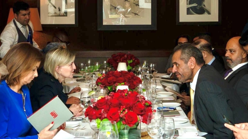 وزير الخارجية عبدالله اليحيا خلال مأدبة العمل الرسمية