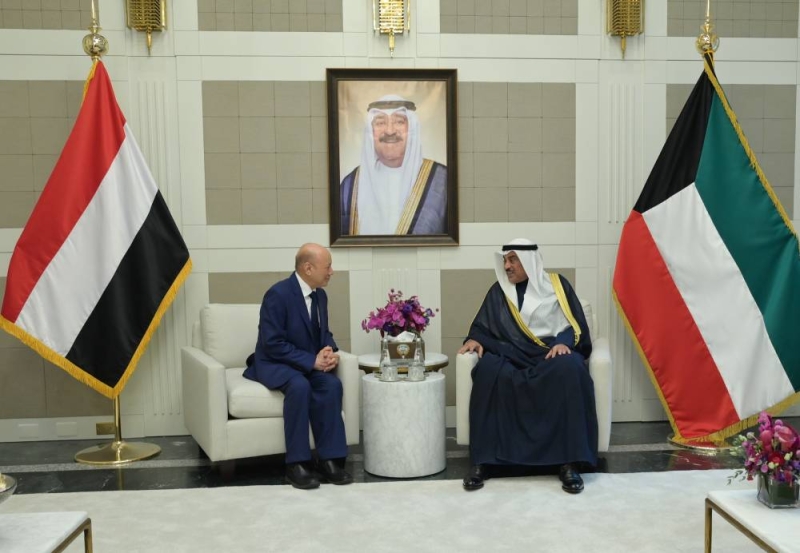 سمو ولي العهد الشيخ يستقبل رئيس مجلس القيادة الرئاسي اليمني