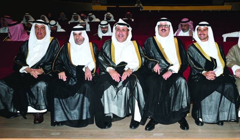 الشيخ حمد جابر العلي متوسطاً السفير السعودي والسفير القطري 