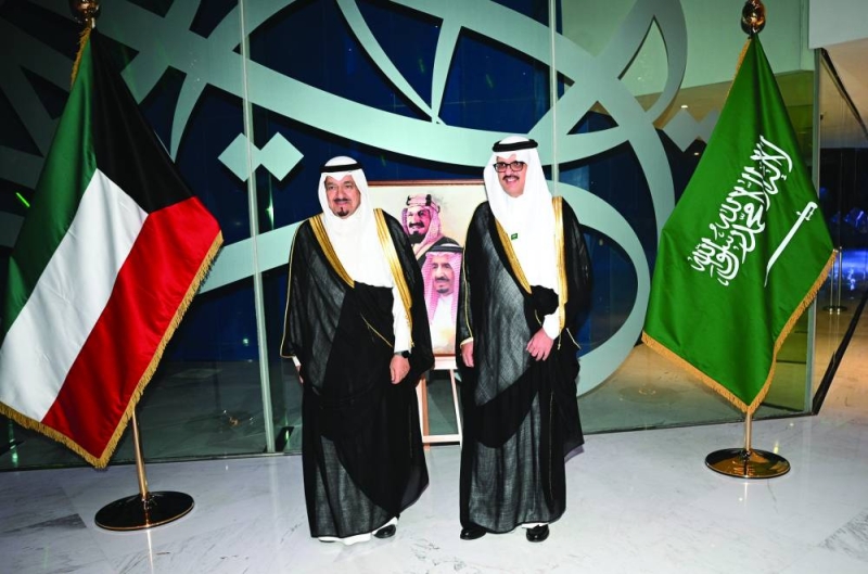 


رئيس الوزراء مقدماً التهنئة للسفير السعودي 