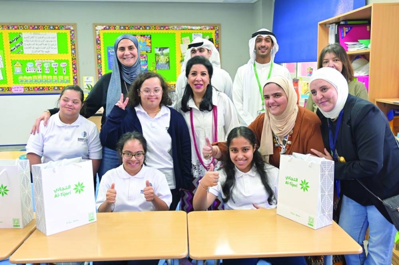 


الورع وممثلو «التجاري» مع الطلاب 