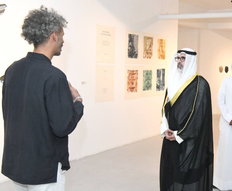 نائب وزير الخارجية الشيخ جراح الجابر خلال افتتاح معرض (نساء في الحرب - فلسطين)
