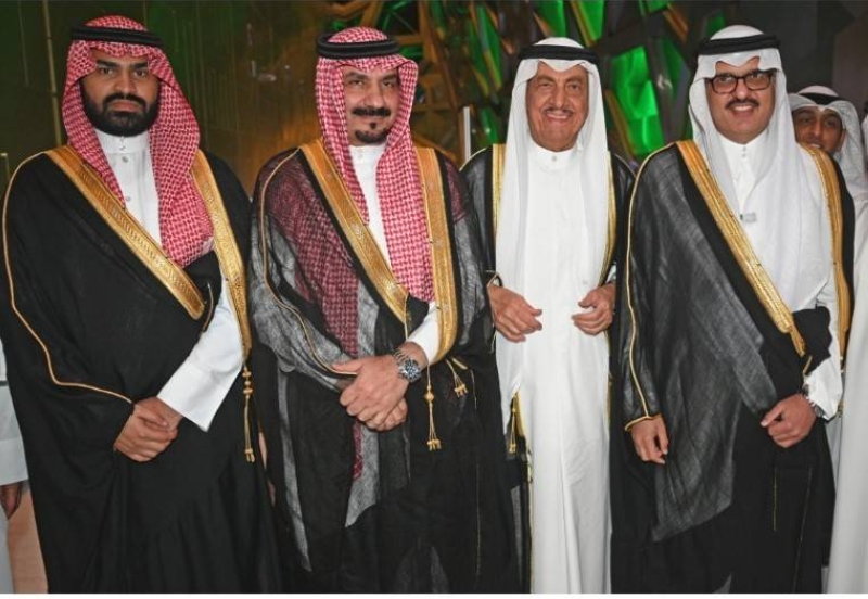 ماجد التركي ونجله عبدالعزيز يقدمان التهاني 