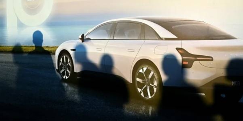 لوحة تروّج لسيارة كهربائية صينية في بكين (أ ف ب)