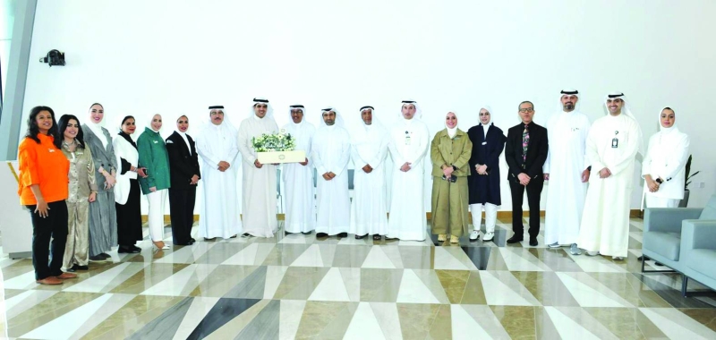 فايز الظفيري متوسطاً بعض الحضور في حفل استقبال كلية العلوم الحياتية