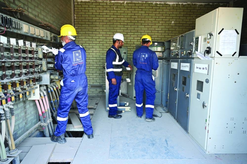 


فنيون ومهندسون أثناء قيامهم بعمل الصيانة 