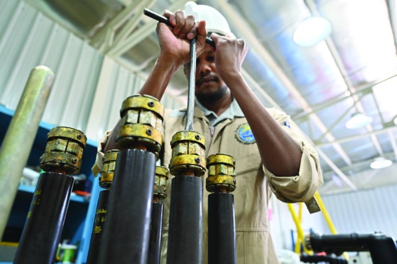 


فني يستكمل عملية صيانة 