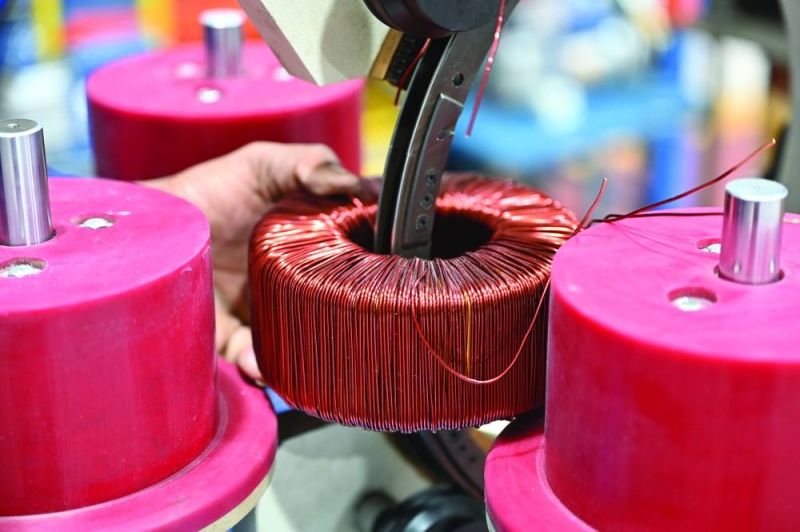 تجهيز اللفائف النحاسية   (تصوير أسعد عبدالله) 