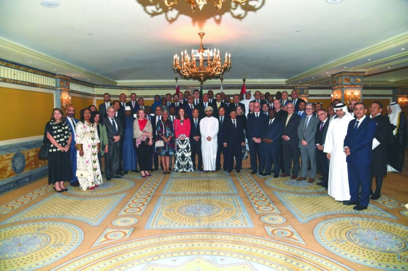 صورة جماعية للسفراء الحضور