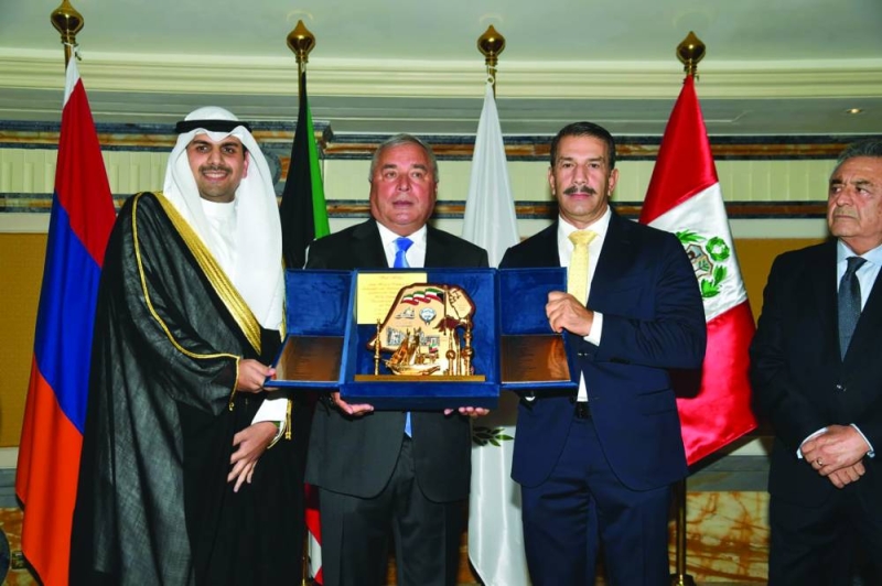 درع تقديرية لسفير قبرص