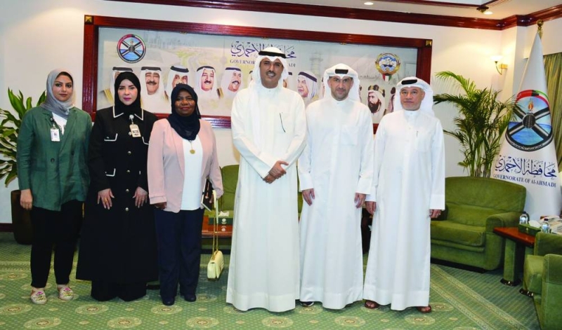 محافظ الأحمدي خلال استقباله ممثلي «هيئة الرياضة» 