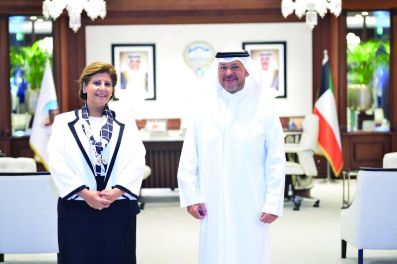 محافظ الفروانية خلال استقباله جواهر الصباح