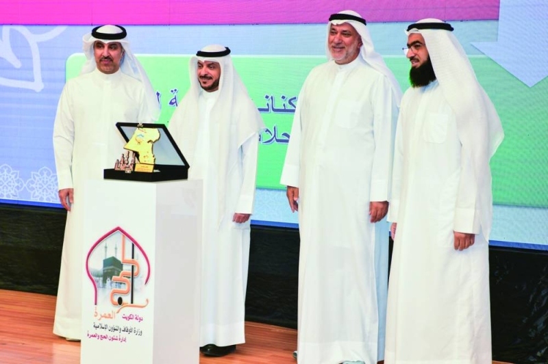 عدد من مسؤولي الوزارة يكرمون حملات الحج