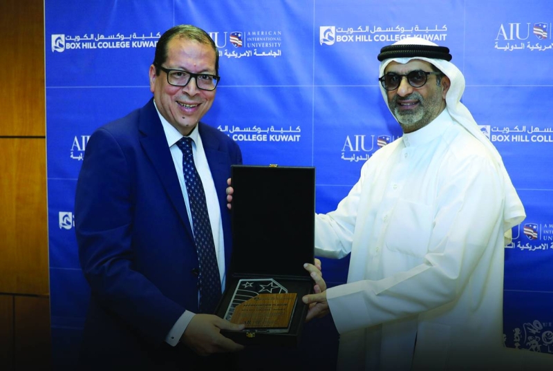 نائل العوضي وعلي عريفة عقب توقيع الاتفاقية