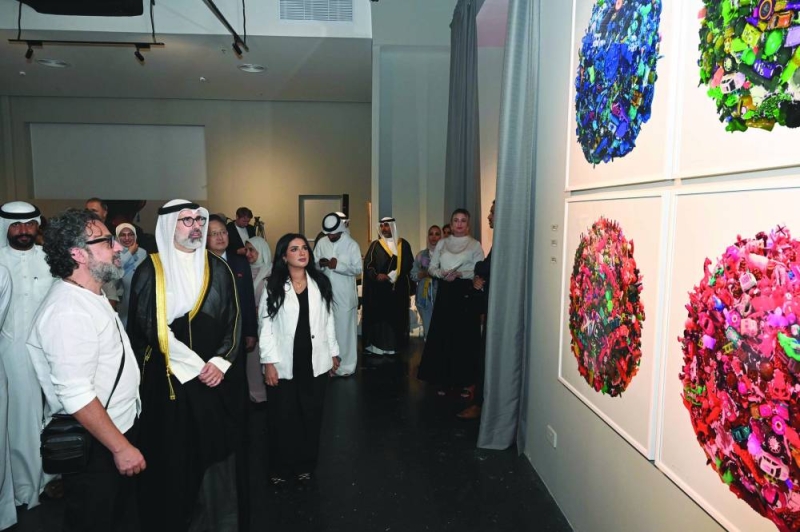 جراح الجابر خلال الجولة في المعرض	 (تصوير أسعد عبدالله)