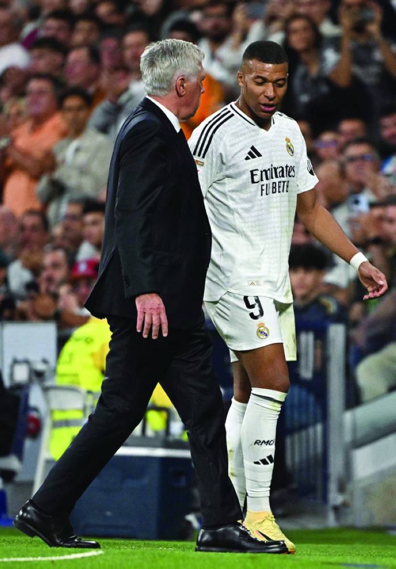 


مبابي يتحدث مع مدرب «الريال» أنشيلوتي بعد خروجه من الملعب 	(أ ف ب) 