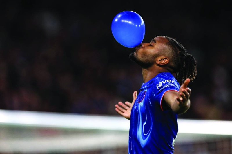 مهاجم تشيلسي نكونكو يحتفل بأحد أهدافه (أ ف ب)