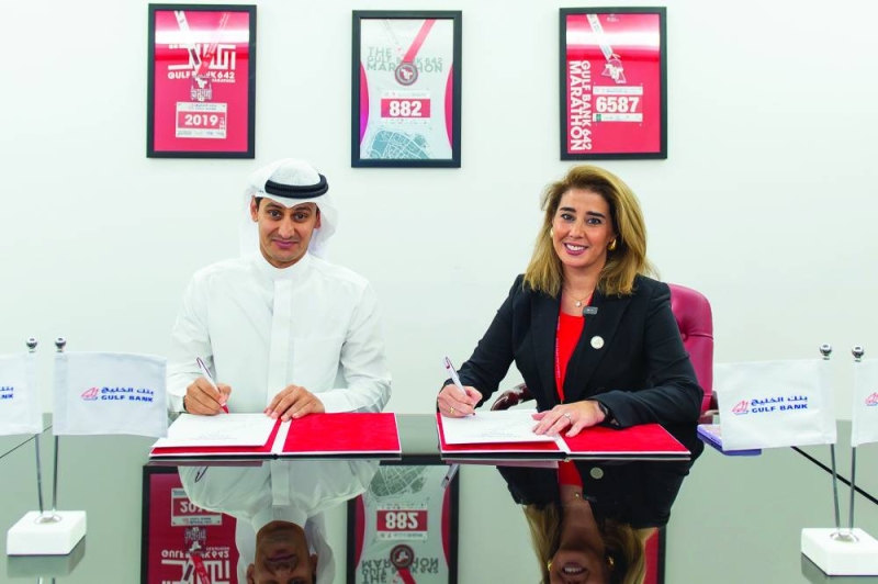  نجلاء العيسى وأحمد الحزامي خلال توقيع اتفاقية تجديد الشراكة