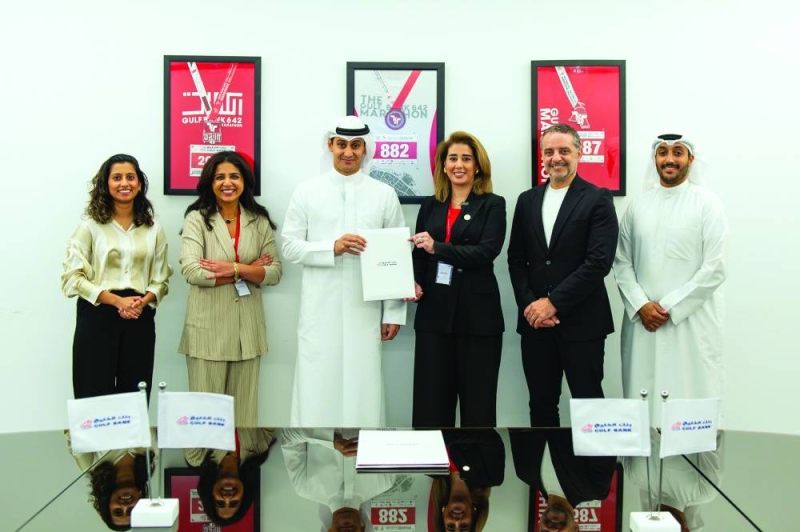 


فريقا «الخليج» و«سافكس» يتوسطهما نجلاء العيسى وأحمد الحزامي 