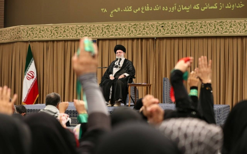 خامنئي خلال لقاء مع عسكريين قدامى في طهران أمس