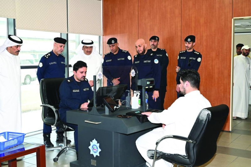 محافظ الجهراء خلال تفقده مركز البصمة البيومترية 