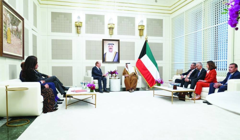 


ممثل الأمير خلال التباحث مع رئيس شركة «بلاك روك» 