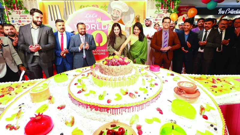 قص قالب حلوى الاحتفال 