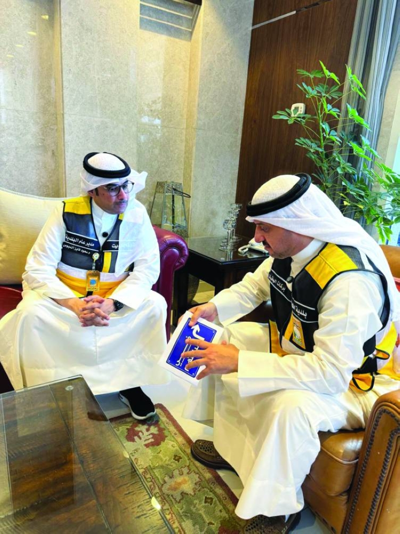 


... ومع مدير عام البلدية سعود الدبوس 