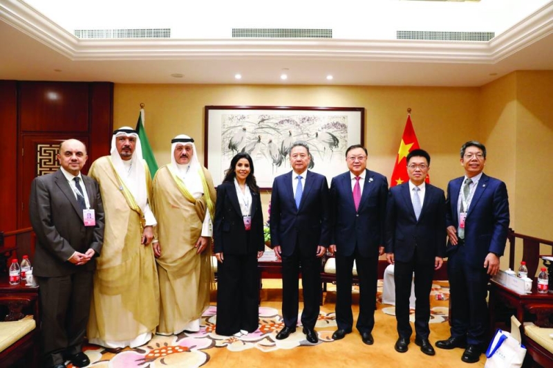 المشعان والوفد المرافق مع وزير النقل الصيني 