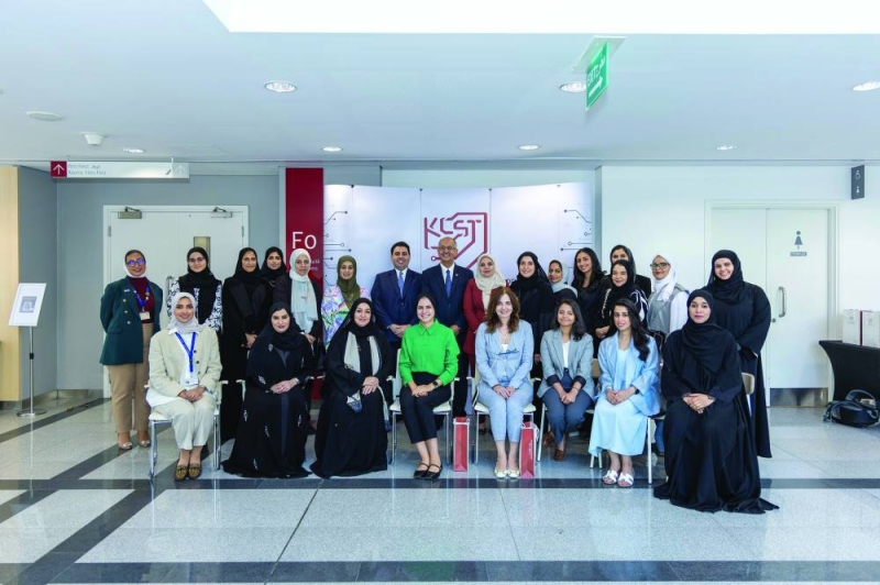 


خالد البقاعين ووفد الزمالة الخليجية البريطانية للمرأة وعدد من المشاركات خلال الزيارة 