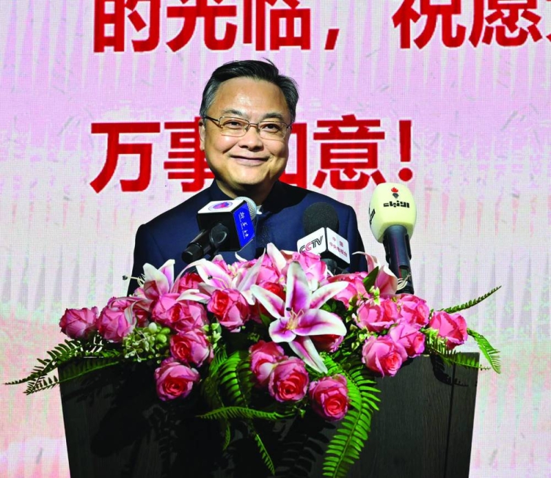 السفير الصيني ملقياً كلمته