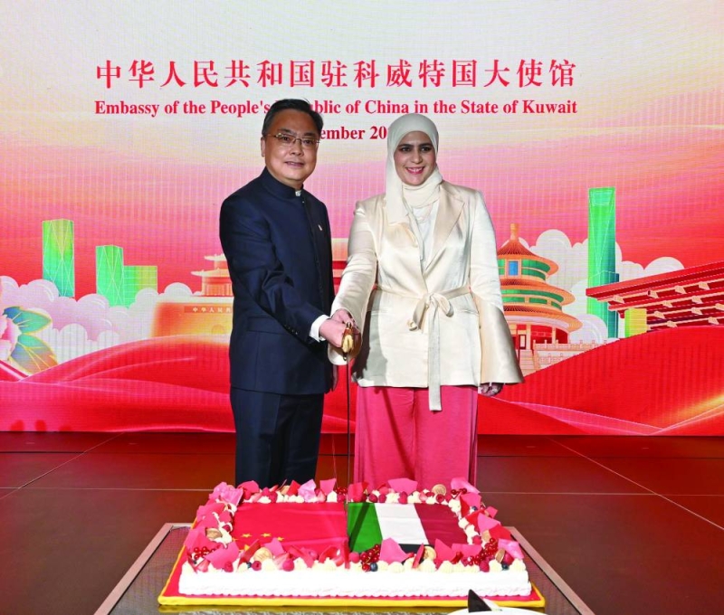 الوزيرة الفصام والسفير جيانوي يقطعان قالب الحلوى 	(تصوير أسعد عبدالله) 