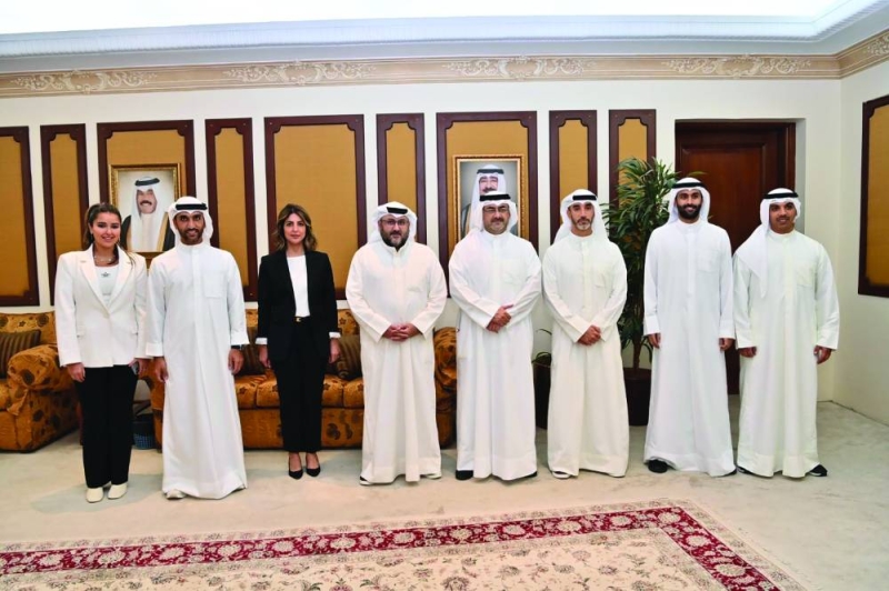 


محافظ العاصمة متوسطاً وفد شركة «وفرة» العقارية 