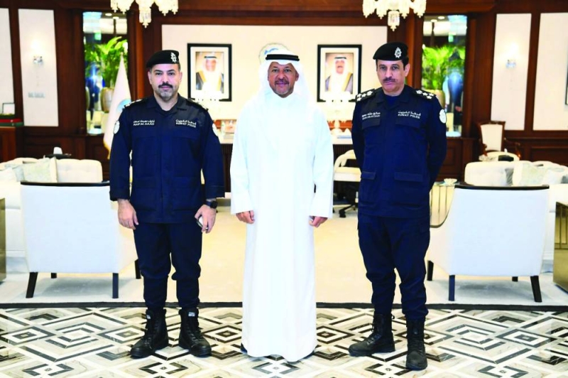 محافظ الفروانية متوسطاً العميدين العازمي والحجرف