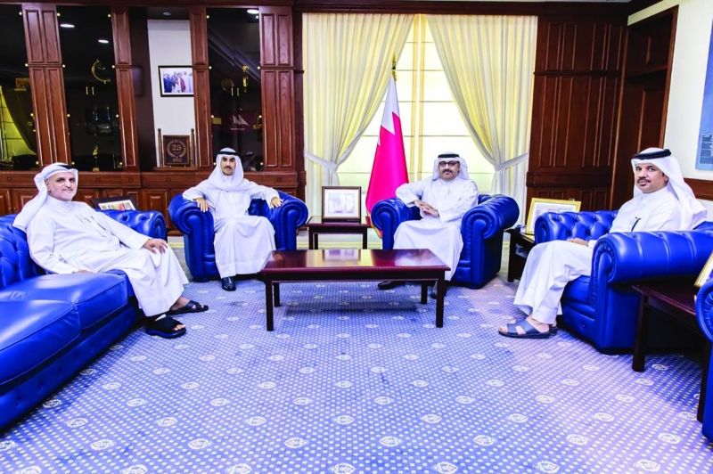 السفير ثامر الجابر خلال لقائه مع وزير التربية البحريني