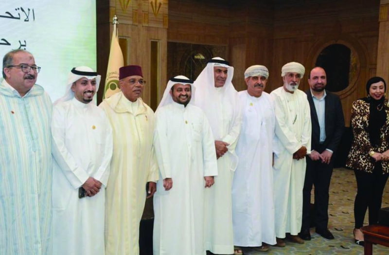 فنيس العجمي متوسطاً عدداً من المشاركين في المؤتمر