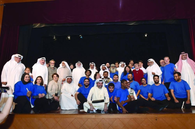 


المشاركون في لقطة جماعية مع المشرفين على الدورة 