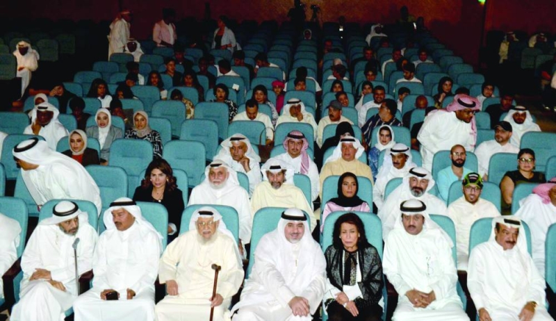 


الزامل يتوسط حياة الفهد ومحمد المنيع 